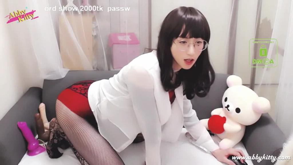 牛比阿!!!这人妖艾比把脚放在她头上射又远又多-Abby Kitty 预览截图 6