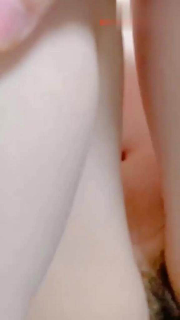爸爸帮女儿洗澡,爸爸鸡巴变硬没忍住就和女儿在厕所操起来 预览截图 2
