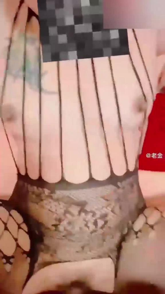 【母子乱伦】趁老爸在客厅吃饭在房间门口摸妈妈奶子 预览截图 9