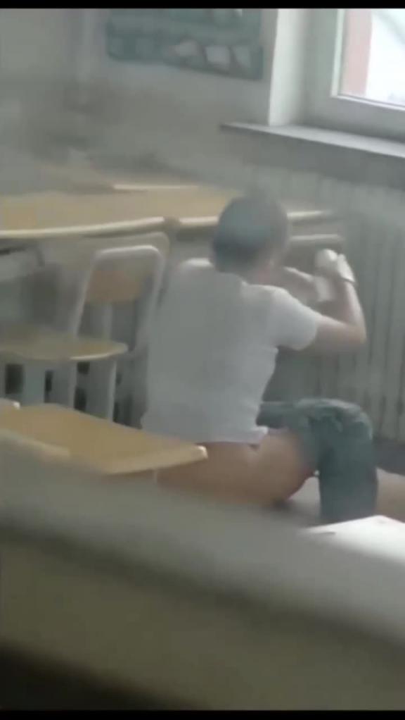 【吃瓜校园】禽兽老师给女学生看小脏片+偷拍学生上厕所合集 预览截图 11