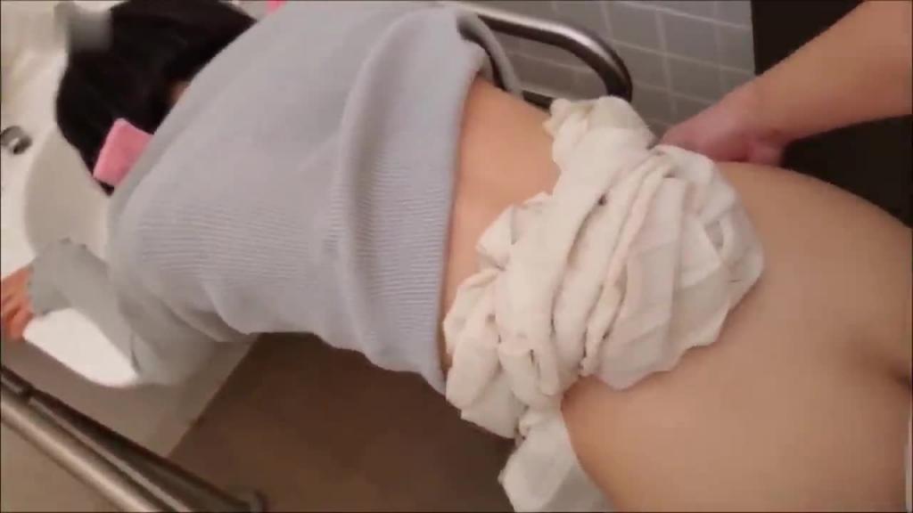 高利贷无法偿还的漂亮女生,被债主堵在公共厕所用身体抵债 预览截图 12