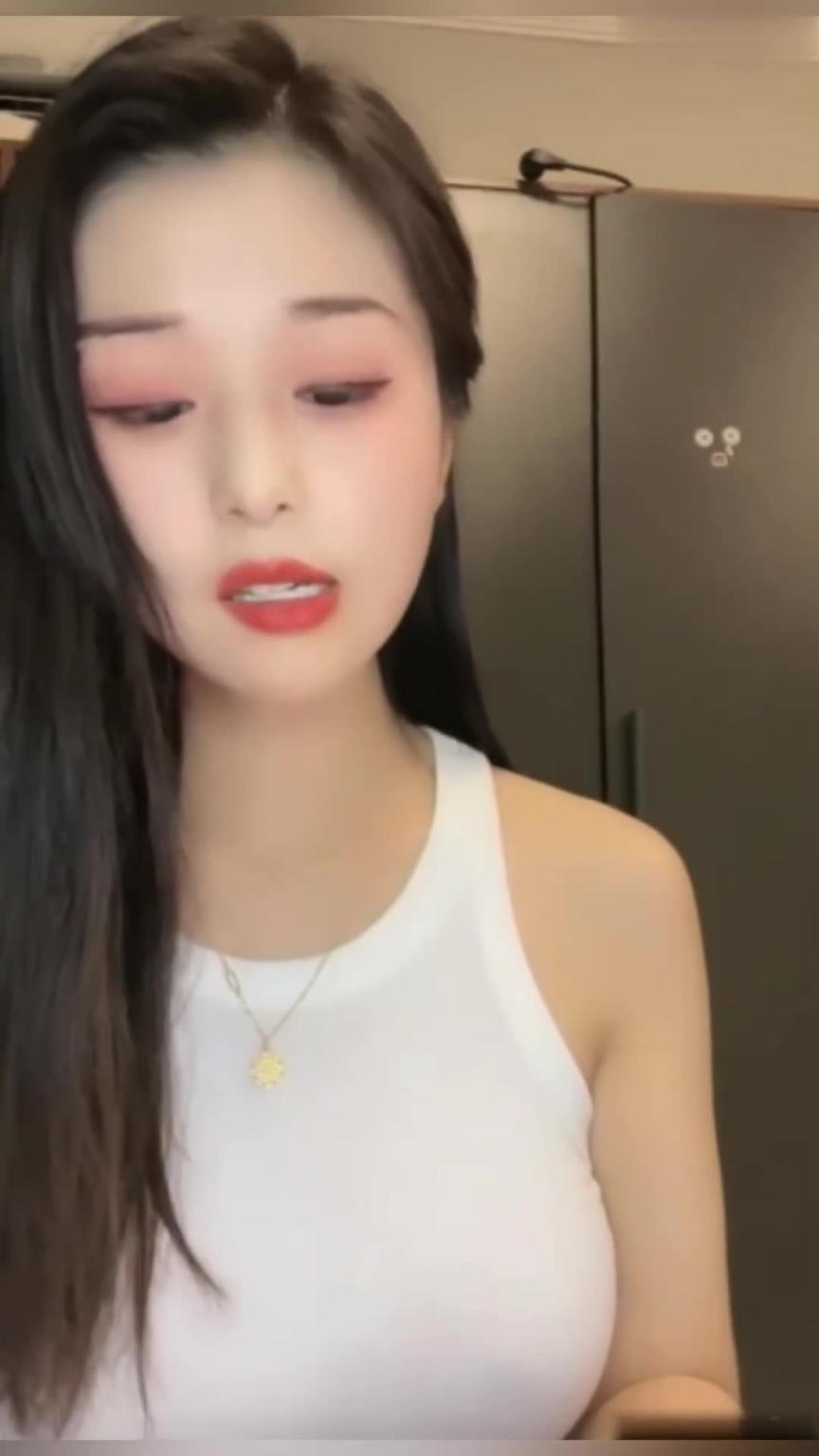 【绿播下海-明星颜值全裸秀】美乳搔首弄姿，吸手指看硬了 预览截图 4