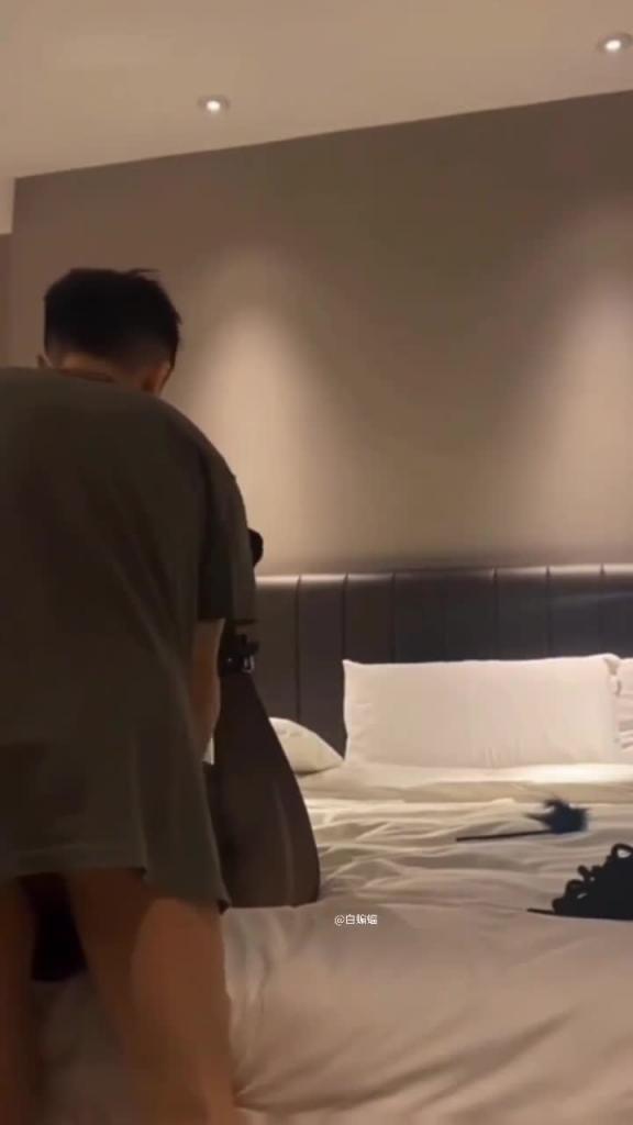 火爆【凌辱调教】刚结婚三个月的厦航空姐,被头等舱富二代调教成为性奴母狗 预览截图 1