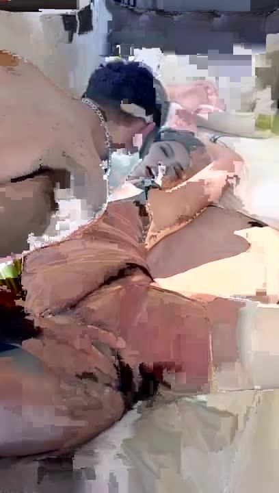 和男友的黑人朋友搞在一起_得不到满足的骚婊子求黑爹操她 预览截图 4