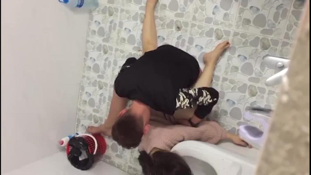 【厕所捡尸】没人性!小姐姐趴在马桶上边吐边被陌生男人狂插 预览截图 2
