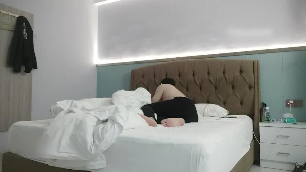 报复老公出轨,寂寞大奶人妻偷情,无套爆插骚逼 预览截图 5
