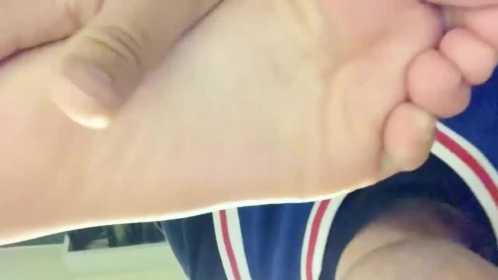 【兄妹乱伦】想舔妹妹的脚想了一年了_终于逮到她喝多了熟睡_舔了二十分钟她都醒了还在装睡 预览截图 5