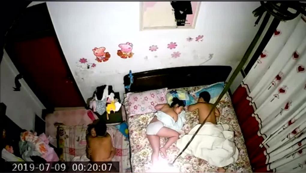 【监控破解】穿情趣内衣当着儿女面操逼 预览截图 8
