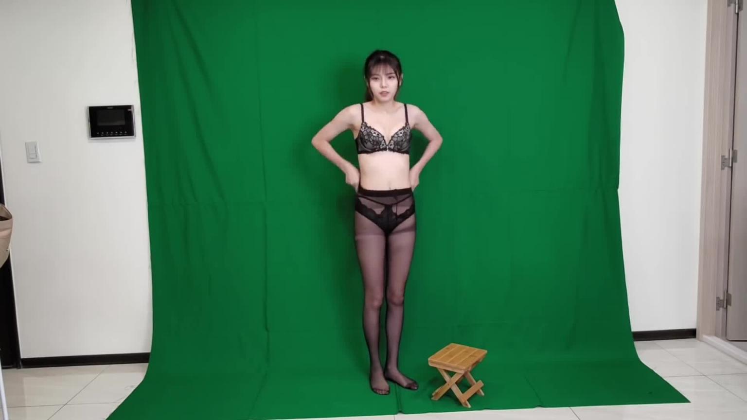 私密更衣室升级版？镜头前直接穿丝袜、换上比基尼！教你如何在家拍出户外网美照Ft.鸭鸭 预览截图 3