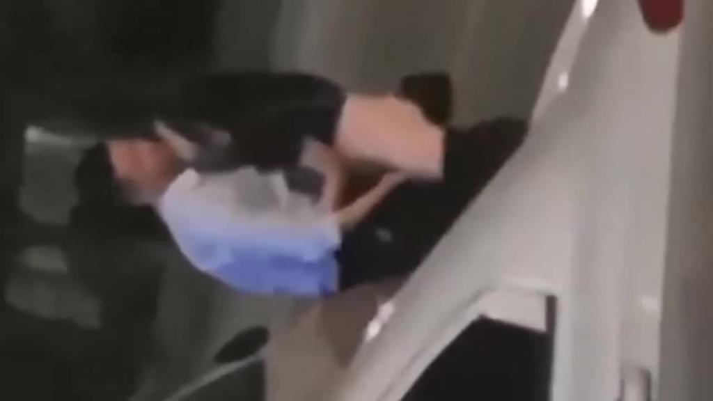 【吃瓜甄选】当街抠逼+天台做爱摔下楼+学校草丛后入 预览截图 5