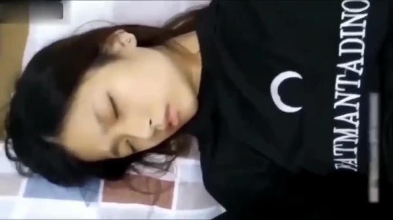小奶头好粉嫩熟睡中的女儿父亲兽性大发爸爸下面硬梆的,操的我好舒服 预览截图 5