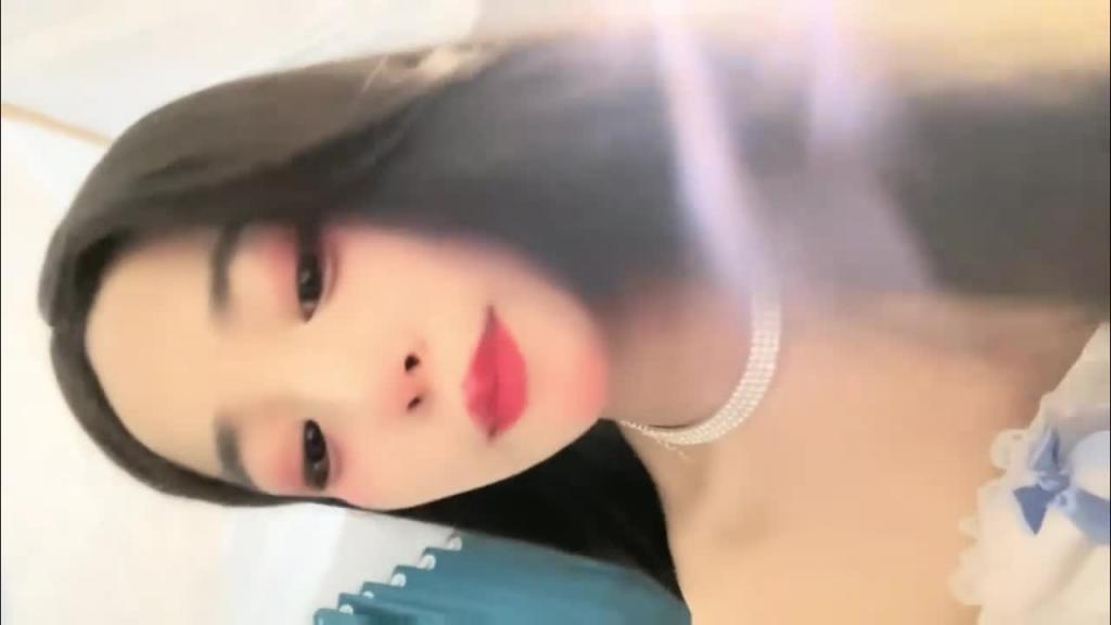 极烈焰红唇高中学生妹和男友啪啪极品美少女难得约炮操逼无套内射_ 预览截图 9