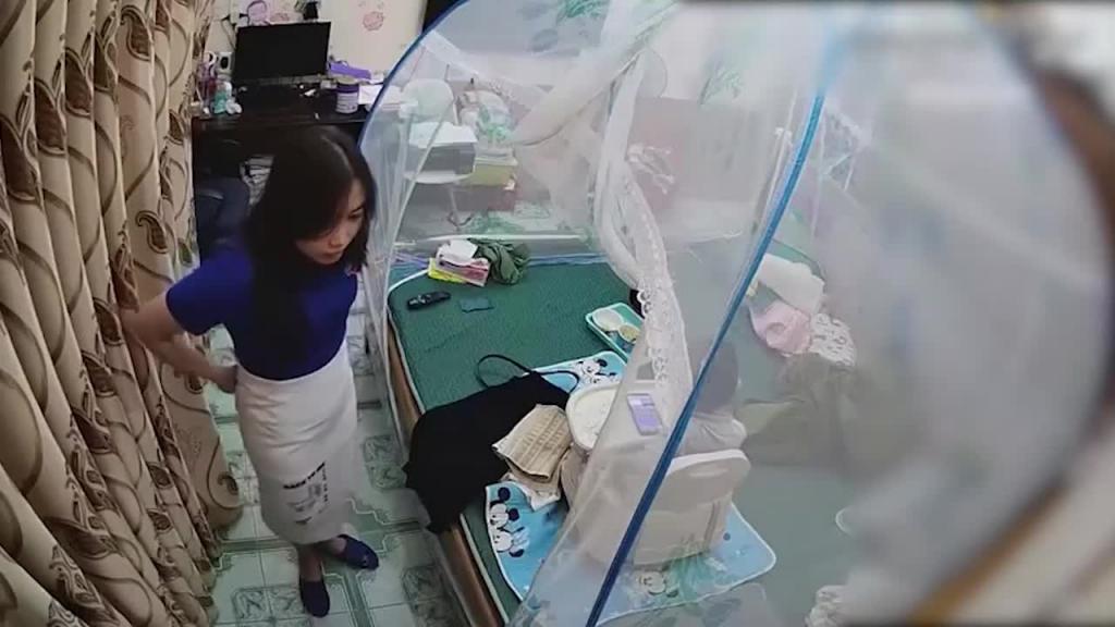 【监控入侵真实刺激】真实绿奴淫妻IP河南商丘真实勾搭隔壁老王，对话淫荡刺激 预览截图 6