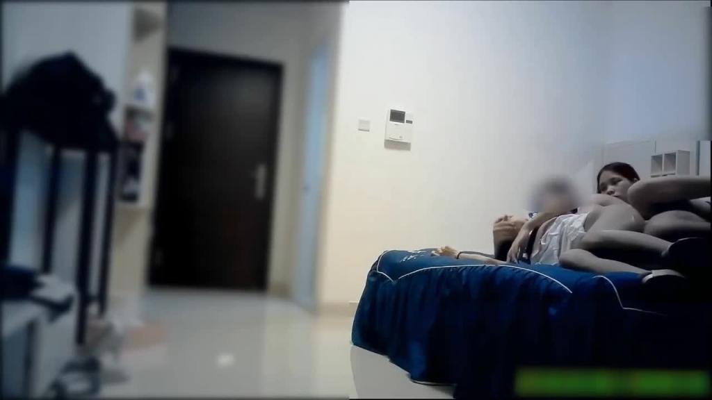 极品双胞胎 妹妹男人胯下看着姐姐交合一进一出 预览截图 11