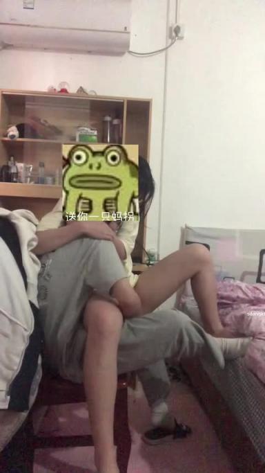 某大学同性恋日常-住在同一宿舍就是方便,磨豆腐假鸡巴疯狂做爱 预览截图 2
