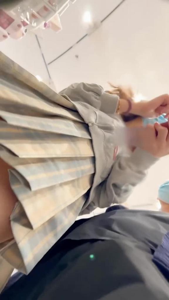 大神商场偷拍美女裙底风光 长裙靓女买小吃半透明蕾丝内性感迷人JK制服靓女长筒黑丝半透明内内 预览截图 11