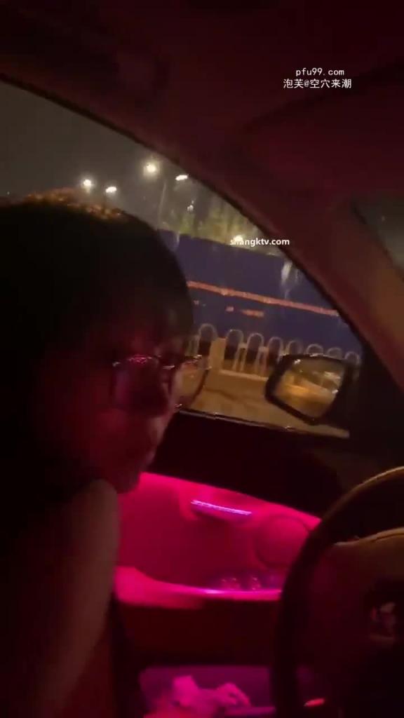 【反差骚婊】骚母狗大马路上车来车往玩露出 路上司机看的眼睛都直了惨遭连环追尾 预览截图 8