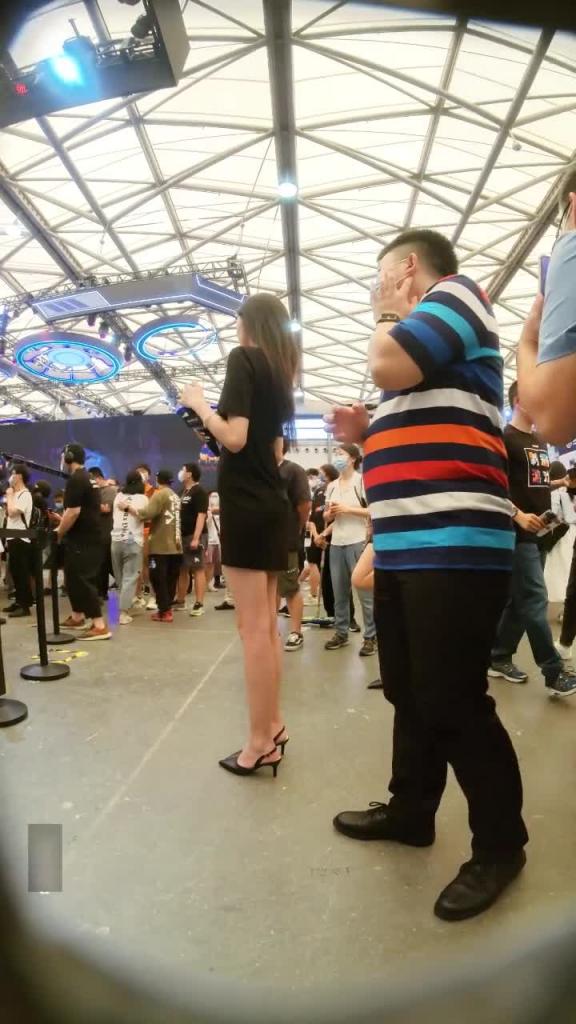 【漫展抄底】短裙大长腿美人白色丁字内裤被屁股包裹 预览截图 2