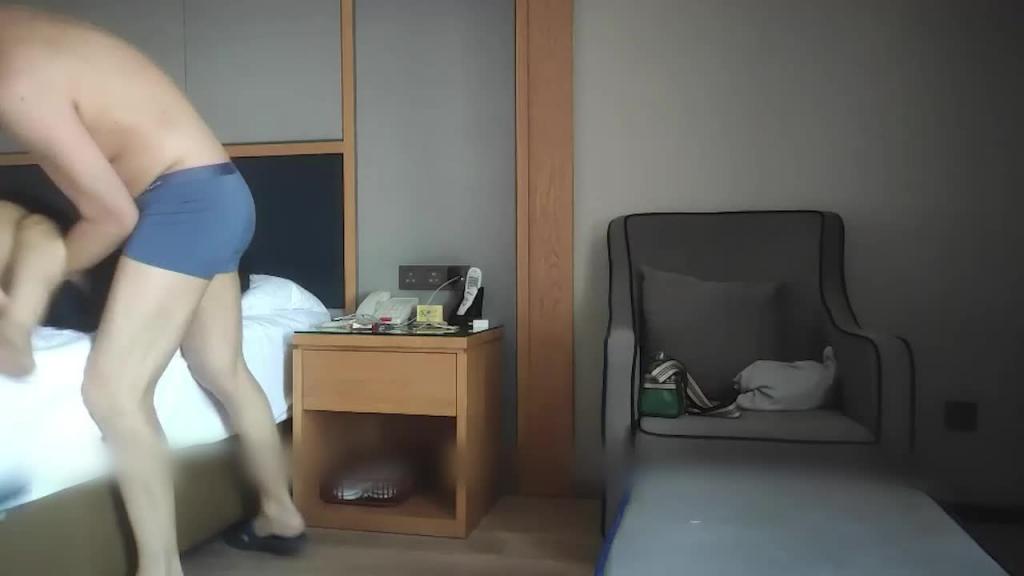 约良家美人妻偷情, 69口交舔逼,没插一会鸡巴软掉干不动了 预览截图 1