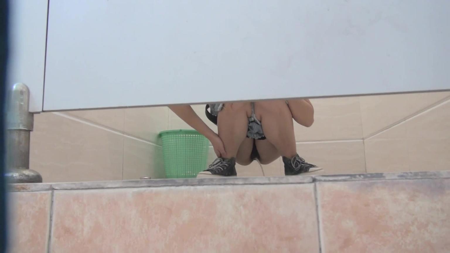 厕所偷拍美女上厕所3 预览截图 5