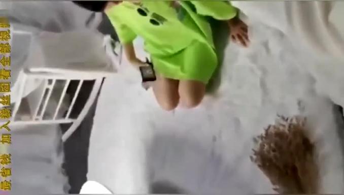 奇葩街射系列专挑时尚美女跟踪到家门口 顶臀射精到人家屁股鞋子上 预览截图 1