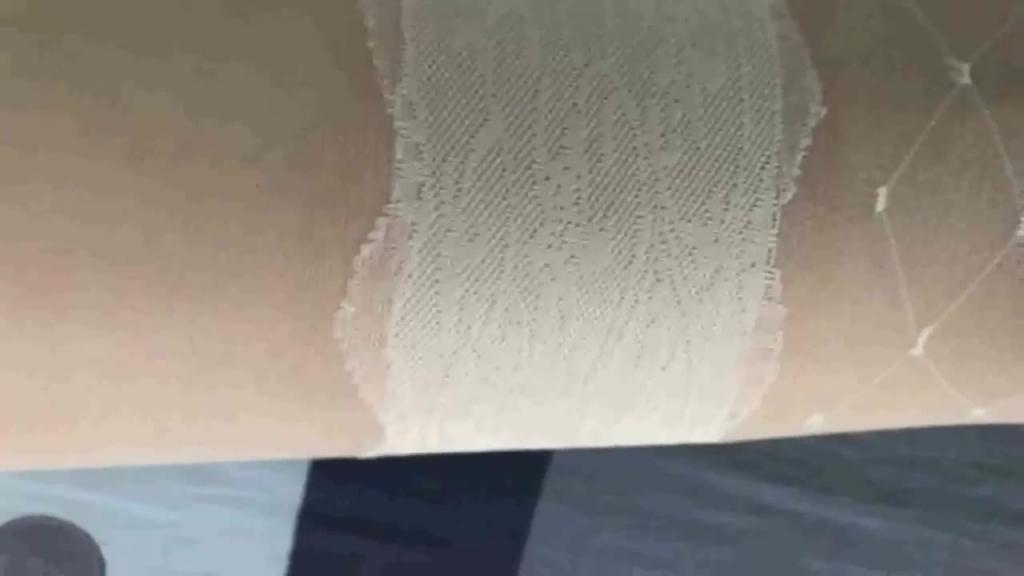【真实乱伦】哄骗妹妹穿上白丝给哥哥足交，鸡巴硬了插入 预览截图 4