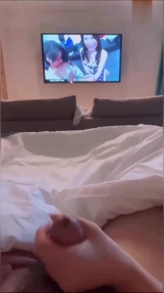 【最新流出】强上健身少妇女邻居无线跳蛋逛商场,酒店门口射一脸 预览截图 4