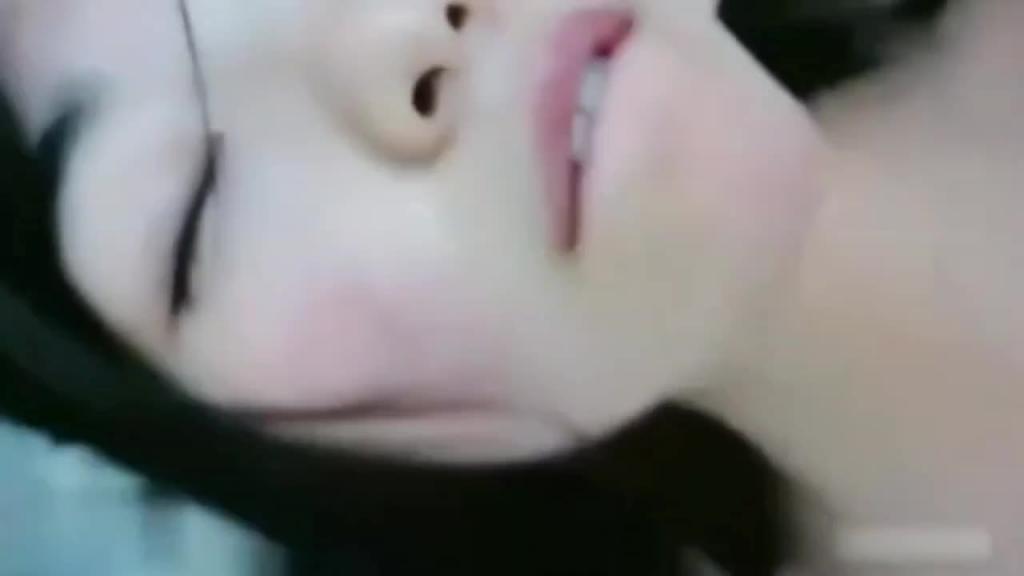 [兄妹乱伦]真实兄妹乱伦，哄骗18岁妹妹给我操，舔鸡巴.. 预览截图 3
