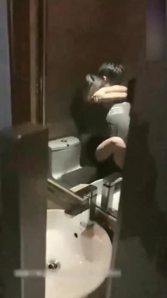 【KTV真实酒吧醉奸】无知的女孩在酒吧被灌醉被带到厕所强奸，迷迷煳煳中被渣男拿走第一次，看了还敢让你女朋友去酒吧吗！ 预览截图 1