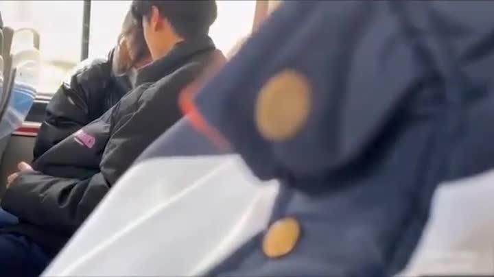 日照工业大学一对情侣在公交车上口交,刚开始还没看明白什么,看到女主吐出白色不明液体,才明白怎么一回事- 预览截图 7