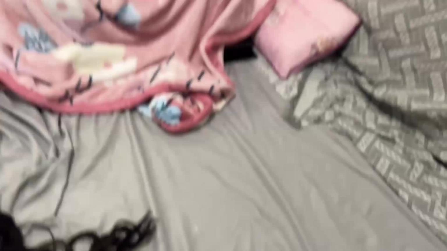 趁爸爸睡着内射骚逼妈妈 预览截图 12