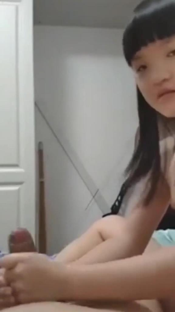【国产鬼父】爸爸让女儿在上面用逼逼摩擦,大鸡巴还让女儿给他口交 预览截图 3
