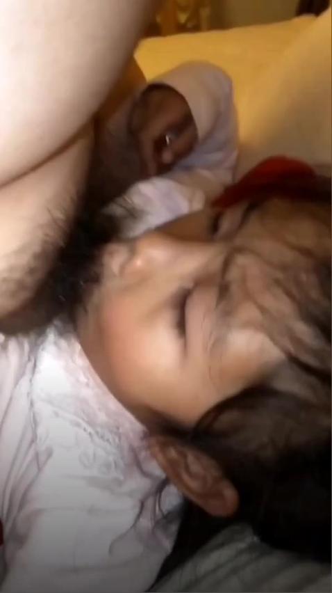 父女乱伦,变态父亲强奸女儿,破处流了很多血 预览截图 2