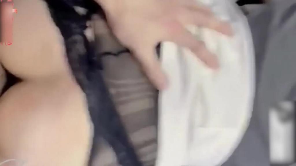 送醉酒姐姐回家,在楼道就开始操,邻居发现仓皇而逃 预览截图 10