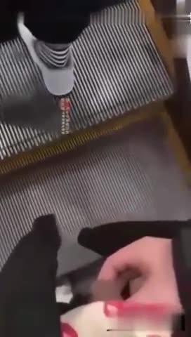 惊现呲尿哥,地铁见女孩就尿,街射偷怕底裤都弱爆了 预览截图 5