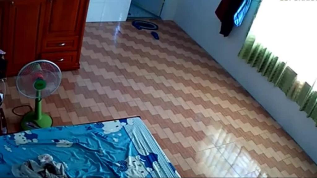 【家庭摄像头破解偷拍】农村中年夫妻大白天在床上缠绵过性生活大叔一点不受大肚腩的影响搞的还挺勐 预览截图 11