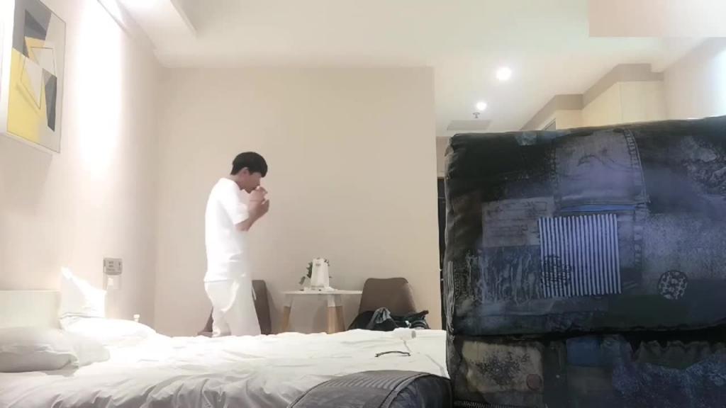 脱光了干净粉穴无套内射洒吧搭讪的小姐姐微醺带回来爆操 预览截图 5
