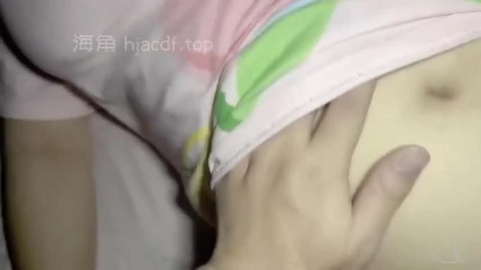 【湖北真实姐弟乱伦】趁爸妈睡着了偷偷熘进姐姐房间反锁门,好说歹说哄骗亲姐姐跟自己乱伦 预览截图 1