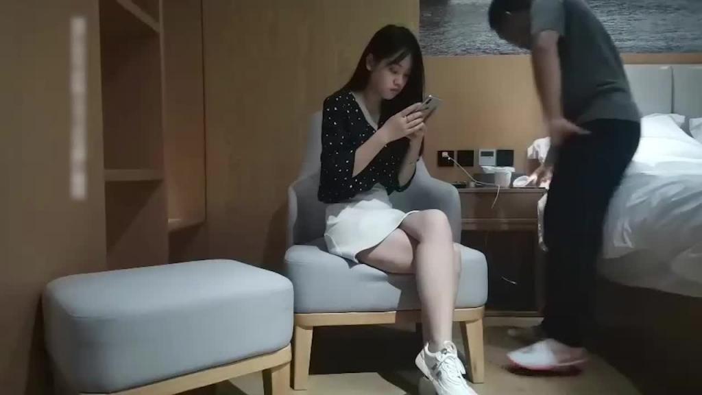 刚准备开操被嫩妹发现摄像头了-臭鱼 预览截图 1