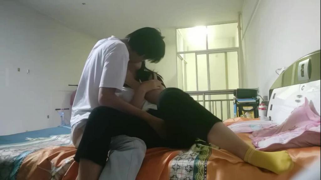 偷操朋友女友,趁朋友出差把小嫂子忽悠来按倒强操 预览截图 4