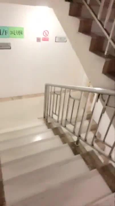 【商场野战】网红女主播和男友在商场的楼道内打炮，周围好多人经过太刺激了 预览截图 1