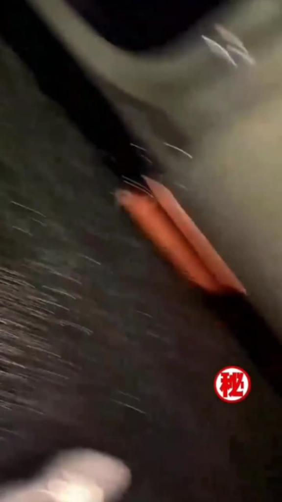 网红黑料-21网红女神‘屁屁’广州户外极限露出勾搭，出租车上自慰 商场露出 飞机上露出等- 预览截图 11