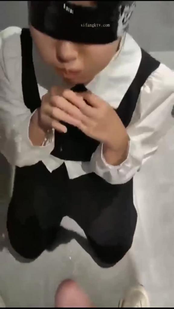 记录与主人交配日常武汉大学母狗接受主人圣水赏赐，骚逼蹭主人臭脚！ 预览截图 4