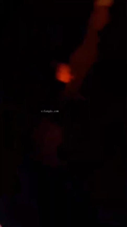 【2024真街射】大神从火车开始跟拍找准时机射她,酒吧-音乐节-地铁-户外等地方爆射各种美女 预览截图 1