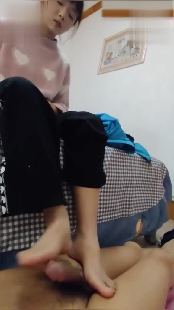 【兄妹】父母不在家,变态哥哥让妹妹足疗,妹妹边看手机学习边满足哥哥欲望 预览截图 2