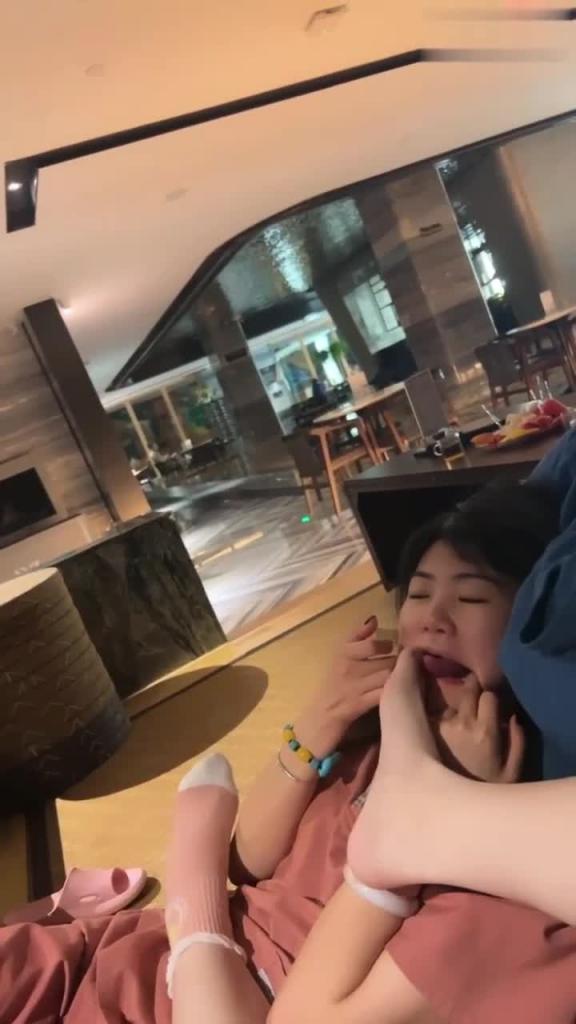 【最新流出洗浴中心调教女奴】女同性恋母狗舔脚，拉拉的快乐 预览截图 2