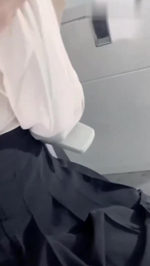 【真实兄妹乱伦】彤彤妹妹和朋友打电话被我按倒爆操 多体位站炮内射 预览截图 1