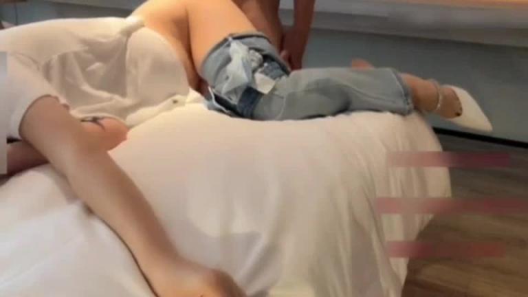 花店偶遇牛仔裤女神带到酒店没想到这么主动紧身牛仔裤完美显现极品身材! 预览截图 8