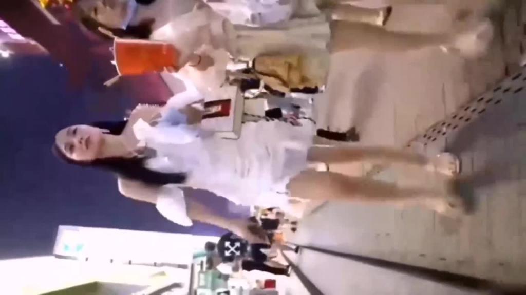 【商城真实抄底窥裙底合集】女神居然不穿内裤逼毛清晰可见,还有跳蛋内裤都湿透了 预览截图 3