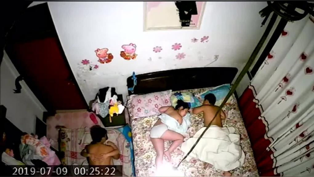【监控破解】穿情趣内衣当着儿女面操逼 预览截图 10